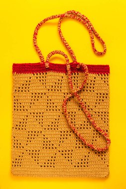 Soyut desenli parlak turuncu tığ işi çanta. Çevre dostu alışveriş için ağ çantası tasarımı. Sıfır atık ve plastiksiz konsept. Üst görünüm.