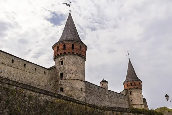 Sersemletici ortaçağ kalesinde etkileyici kuleler ve sağlam taş duvarlar yer alıyor, canlı doğa ve dinamik bulutlara karşı kurulmuş, tarih ve ihtişam duygusu uyandıran