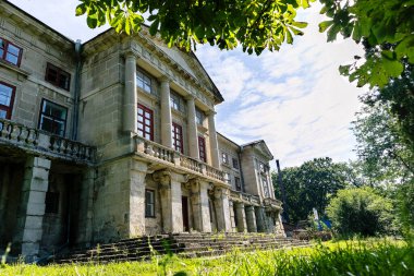 Görkemli sarayda, canlı doğaya, keşif ve hayranlığa karşı hazırlanmış karmaşık sütunlar ve geniş pencereler yer almaktadır.