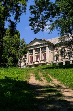 Sersemletici saray, canlı yeşillikler ve yüksek ağaçlar. Güzel bir mimari ve gezginler için davetkar bir ortam.