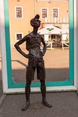 Kamianets-Podilskyi, Ukrayna. Bronz heykel, cazibeyle dolu sanatsal bir şehir ortamında gururla duran kameralı genç bir fotoğrafçıyı tasvir ediyor.