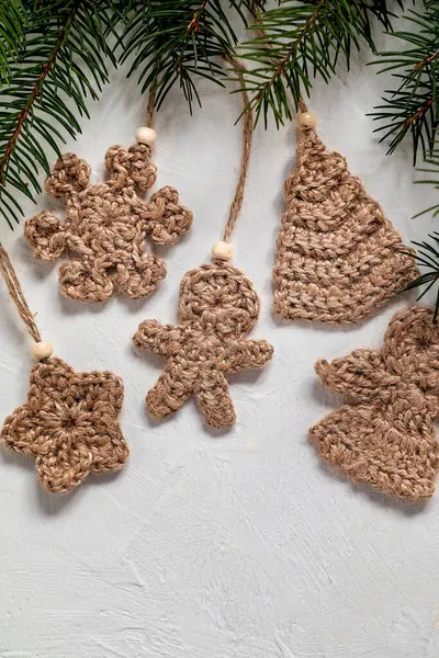 Tığ işi Noel ağacı oyuncakları seti. Zencefilli kurabiye adam, Noel ağacı, kar tanesi, çiçek. El yapımı Noel süsü. Boşluğu kopyala.