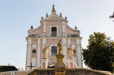 Süslü detaylara ve heykellere sahip tarihi mimari yapı, kültür mirası ve seyahat merkezinin sergilendiği yer. Kamianets-Podilskyi, Ukrayna