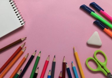 Parlak okul pembe bir arka planda. Okul konseptine geri dönelim. Üst Manzara. Boşluğu kopyala.