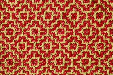 Sarı kırmızı geometrik etnik desenli örülmüş doku. Tığ işi mozaik desen. Rhombus ve kare desen.