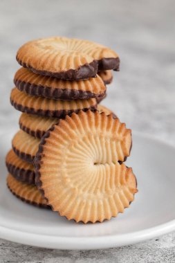 Beyaz bir tabakta Danimarka usulü kurabiyeler..