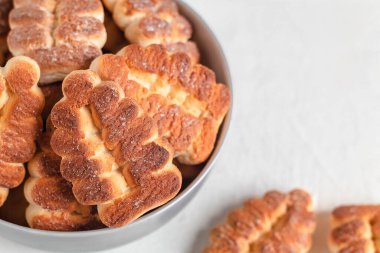 Ağaç şekilli tereyağlı kurabiyeler beyaz arka plandaki bir kasede kapanıyor. Boşluğu kopyala.