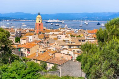 Yazın mavi gökyüzüne karşı Saint Tropez 'in manzarası