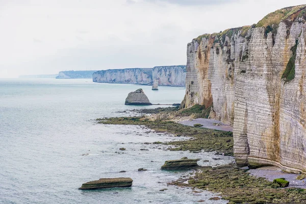 フランス ノルマンディーのエトレ島の白い崖の海岸線の風景 — ストック写真