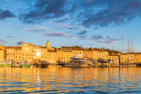 Szenische Ansicht Von Saint Tropez Goldenen Sonnenuntergang Licht Gegen Dramatischen — Stockfoto