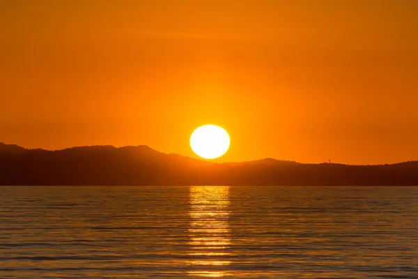 Landschappelijk Uitzicht Zon Globe Weerspiegeld Middellandse Zee Bij Gouden Zonsondergang — Stockfoto