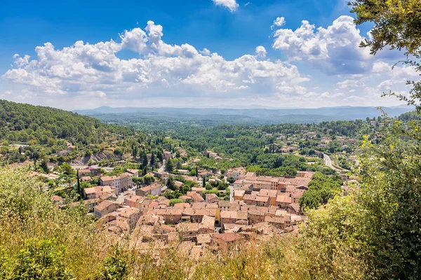 フランス南部のプロヴァンスにあるコティニャック村の夏の空の景色 — ストック写真