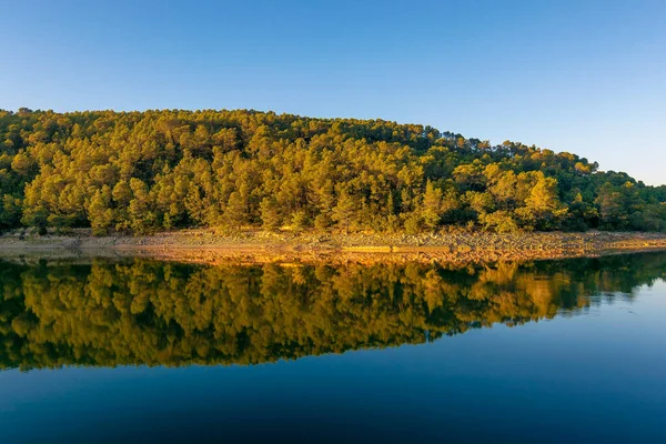 Sonbahar Renklerinde Mavi Gökyüzüne Karşı Fransa Nın Güneyindeki Carces Gölü — Stok fotoğraf