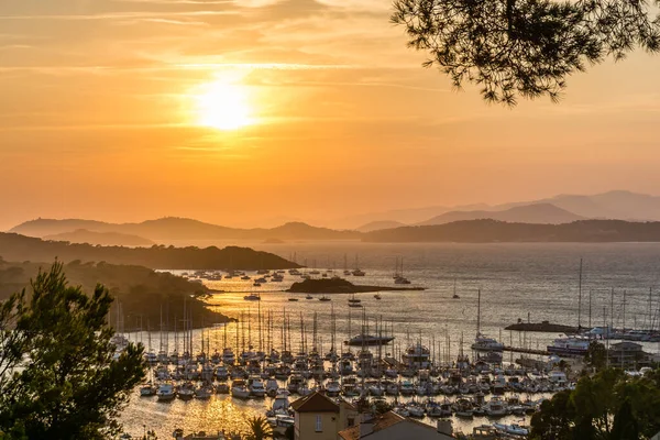 Fransa 'nın güneyindeki Porquerolles adasının üzerinde altın yaz günbatımının manzarası Akdeniz' i yansıtıyor.