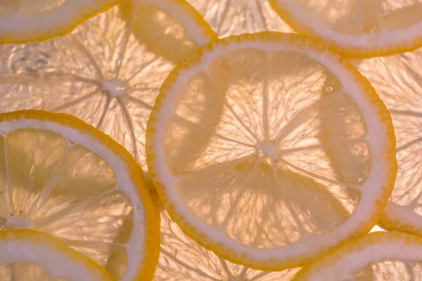 Arkadan aydınlatılmış limon dilimlerinin yakın görüntüsü 
