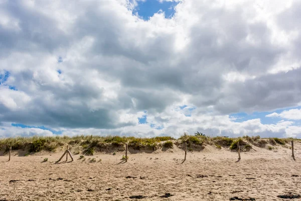 Brittany 'deki sahilin manzarası Fransa' nın dramatik yaz gökyüzüne karşı