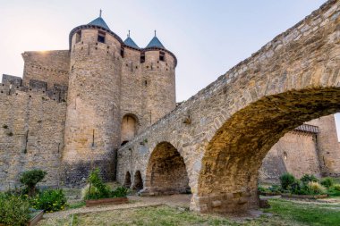 Fransa 'da Carcassone Ortaçağ şehrinin manzarası yaz gökyüzüne karşı 