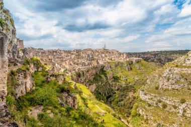 İtalya 'daki Matera şehrinin dramatik gökyüzüne karşı manzarası