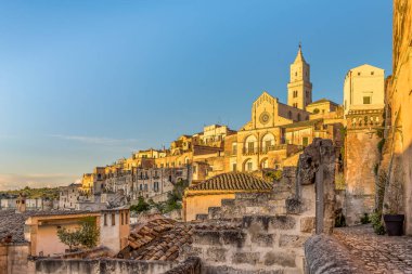 İtalya 'daki Matera şehrinin sıcak sarı günbatımı ışığı manzarası