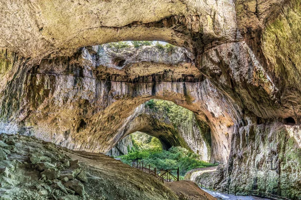 Живописный Вид Чужой Пейзаж Изнутри Пещеры Деветашка Болгарии — стоковое фото