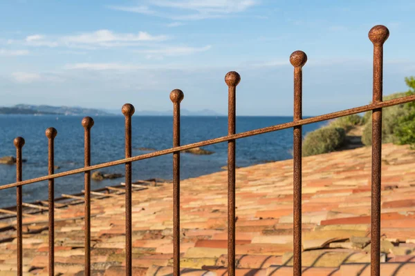 Vista Panorâmica Paisagem Mediterrânica Através Cerca Metal Enferrujado Pela Praia — Fotografia de Stock