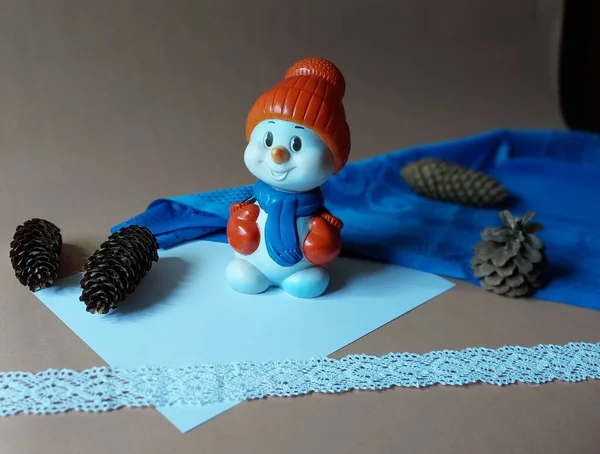 帽子をかぶった雪だるま おもちゃの色写真 — ストック写真