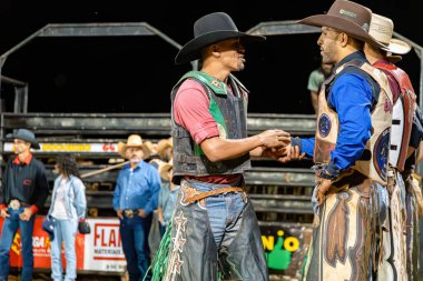 Itaja, Goias, Brezilya - 04 21 2023: Küçük bir rodeo arenasında insanlarla boğa rodeosu açılışı