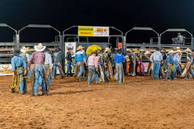 Itaja, Goias, Brezilya - 04 21 2023: Etkinliğin sonunda arenadan ayrılan bir rodeo katılımcıları