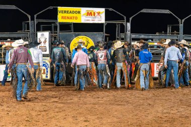 Itaja, Goias, Brezilya - 04 21 2023: Etkinliğin sonunda arenadan ayrılan bir rodeo katılımcıları