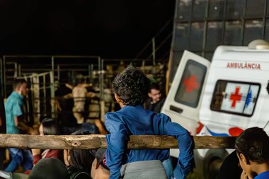 Itaja, Goias, Brezilya - 04 21 2023: Ambulans kazası mahalli boğaları ve sağlık görevlileri boğa sırtında sedye taşıyorlar