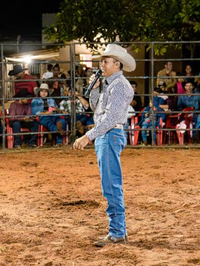 Itaja, Goias, Brezilya - 04 21 2023: rodeo arenasında mikrofonlu bölgesel rodeo spikeri