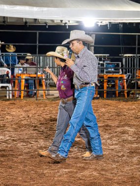 Itaja, Goias, Brezilya - 04 21 2023: rodeo arenasında mikrofonlu bölgesel rodeo spikeri