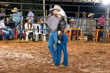 Itaja, Goias, Brezilya - 04 21 2023: rodeo arenasında mikrofonlu bölgesel rodeo spikeri