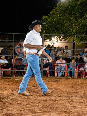 Itaja, Goias, Brezilya - 04 21 2023: rodeo arenasında mikrofonlu bölgesel rodeo spikeri