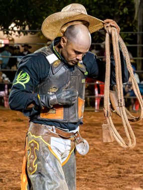 Itaja, Goias, Brezilya - 04 21 2023: rodeo binicisi boğa biniciliğinden sonra arenada duruyor