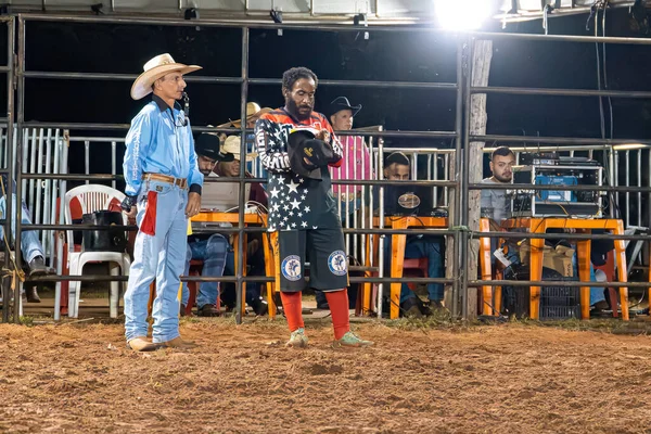 Itaja Goias Brezilya 2023 Rodeo Arenasında Kovboy Adam Biniciliği Hakimi — Stok fotoğraf