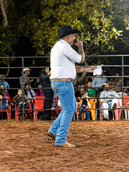 Itaja Goias Brasil 2023 Locutor Regional Rodeo Con Micrófono Una —  Fotos de Stock