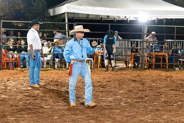 Itaja Goias ブラジル 2023年 カウボーイの雄牛がロデオアリーナで裁判官に乗る — ストック写真