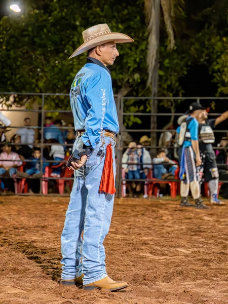 Itaja Goias ブラジル 2023年 カウボーイの雄牛がロデオアリーナで裁判官に乗る — ストック写真