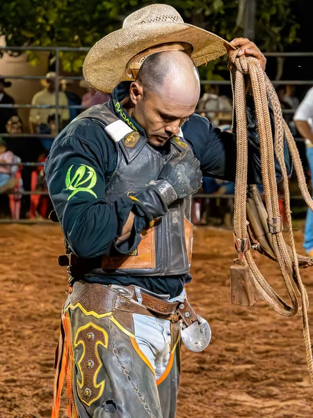 Itaja Goias Brazil 2023 骑着公牛站在竞技场上 — 图库照片