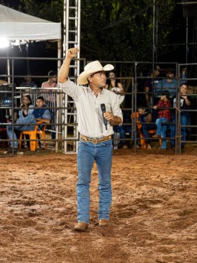 Itaja, Goias, Brezilya - 04 22 2023: geceleyin bir arenada rodeo etkinliğinin açılışı