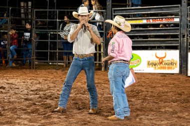 Itaja, Goias, Brezilya - 04 22 2023: geceleyin bir arenada rodeo etkinliğinin açılışı