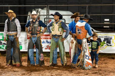 Itaja, Goias, Brezilya - 04 22 2023: geceleyin bir arenada rodeo etkinliğinin açılışı