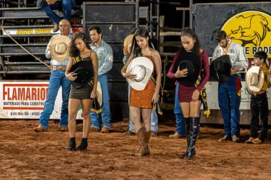 Itaja, Goias, Brezilya - 04 22 2023: Gece arenasında bir rodeo etkinliğinin açılışında dua anı