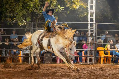 Itaja, Goias, Brezilya - 04 22 2023: cutiano adı verilen rodeo etkinliği