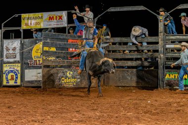 Itaja, Goias, Brezilya - 04 22 2023: Gece rodeo arenasında boğa biniciliği etkinliği