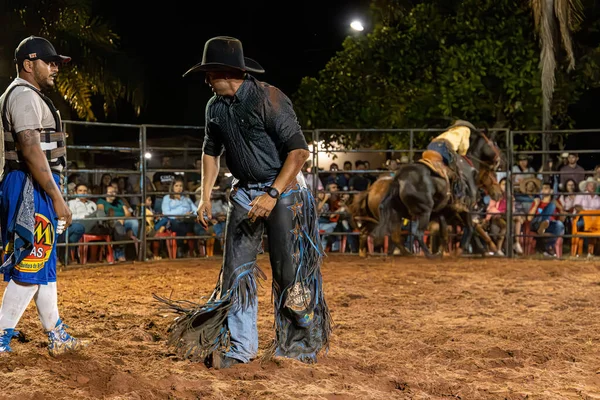 Itaja Goiás Brasil 2023 Cowboy Adulto Uma Arena Rodeio Noite — Fotografia de Stock