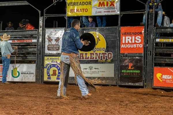 Itaja Goias Brasilien 2023 Cowboy Vuxen Person Rodeo Arena Natten — Stockfoto