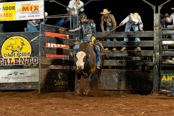 Itaja Goias Brazil 2023 Bull Riding Event Rodeo Arena Night — Stock Photo, Image