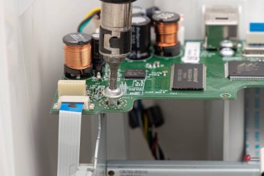 Itaja, Goias, Brezilya - 09 05 2023: Bakım elektroniği bileşenleri için çok fonksiyonlu bir yazıcı aç